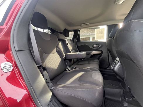 Used 2017 Jeep Cherokee Latitude FWD image 14