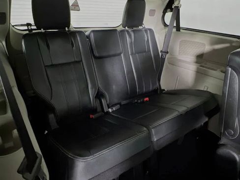 Used 2014 Chrysler Town & Country Touring image 27