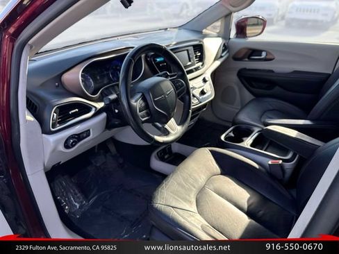 Used 2017 Chrysler Pacifica Touring-L FWD image 13