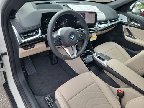 Used 2025 BMW X1 xDrive28i w/ Premium Package image 9
