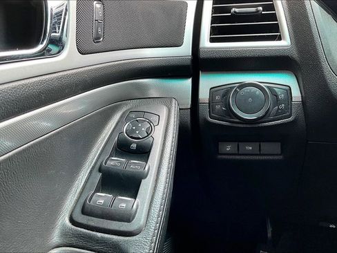 Used 2015 Ford Explorer XLT w/ Equipment Group 202A FWD image 12