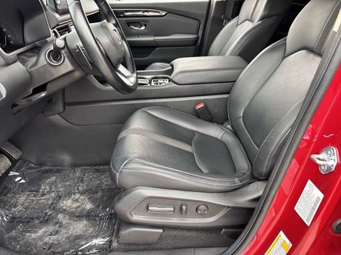 Certified 2025 Honda Pilot Touring image 18