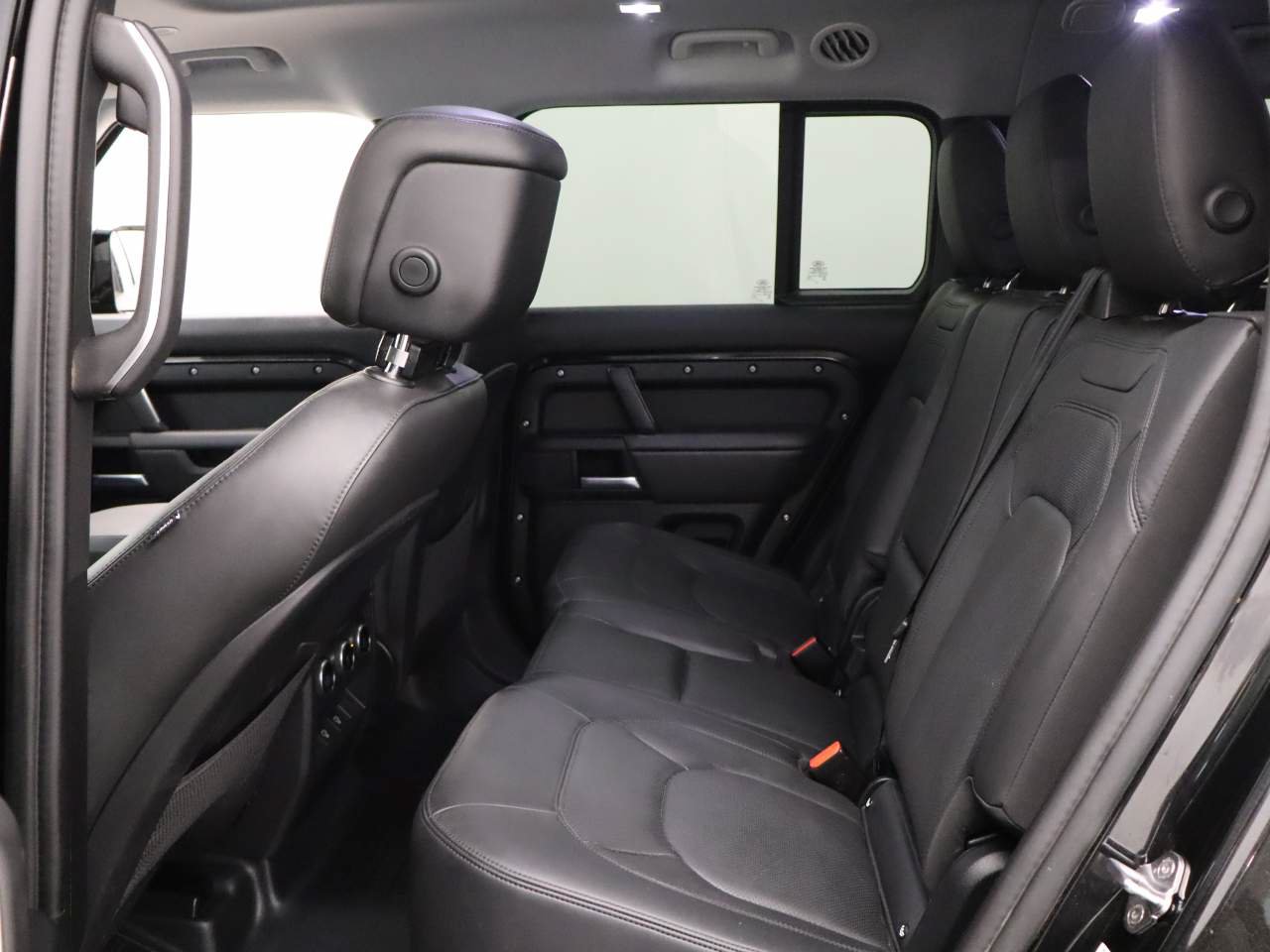 Used 2025 Land Rover Defender 130 X-Dynamic SE AWD/4WD image 18