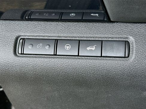 Used 2025 Nissan Pathfinder SV AWD/4WD image 17