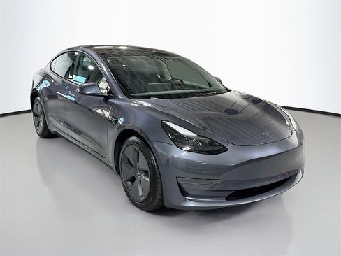 Used 2023 Tesla Model 3 Standard Range image 3