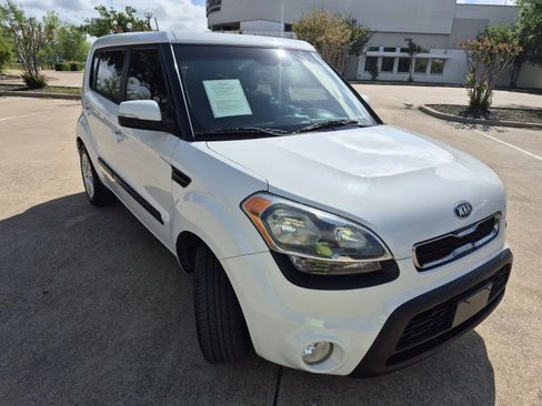 Used 2013 Kia Soul + w/ Audio Pkg FWD image 4