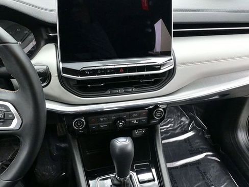 Used 2022 Jeep Compass Limited image 11