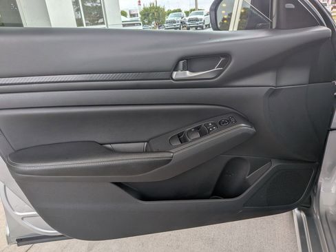 Used 2025 Nissan Altima 2.5 SV FWD image 10