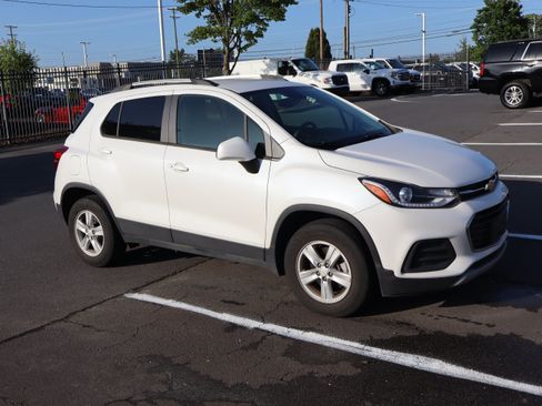 Used 2022 Chevrolet Trax LT w/ LT Convenience Package AWD/4WD image 15
