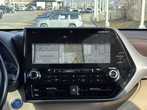 Used 2021 Toyota Highlander Platinum image 16