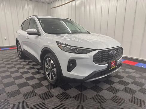 Used 2025 Ford Escape Platinum AWD/4WD image 2