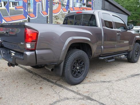 Used 2022 Toyota Tacoma SR5 AWD/4WD image 30