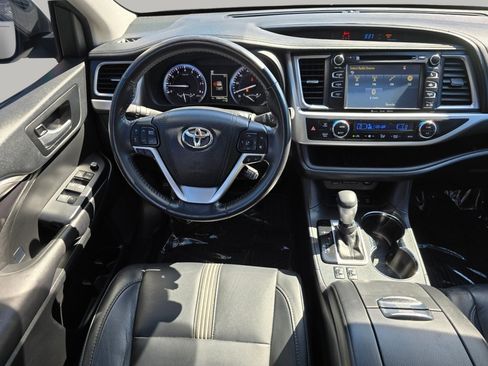 Used 2017 Toyota Highlander SE AWD/4WD image 3