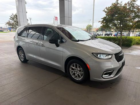 Used 2024 Chrysler Pacifica Touring-L FWD image 7