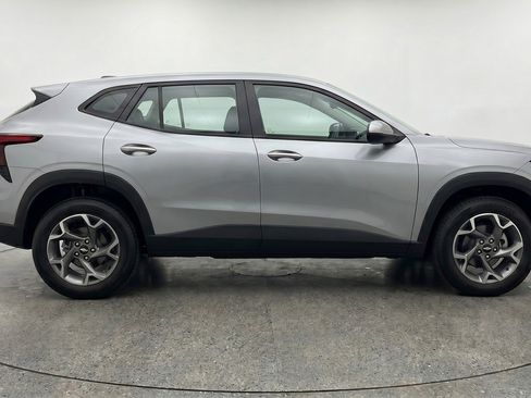 Used 2025 Chevrolet Trax LT FWD image 11