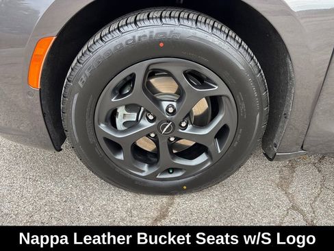 Used 2021 Chrysler Pacifica Limited w/ Uconnect Theater Family Group image 33