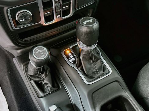 Used 2025 Jeep Wrangler Unlimited Sahara AWD/4WD image 16