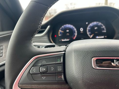 New 2025 Jeep Grand Cherokee Limited w/ Black Appearance Package image 18