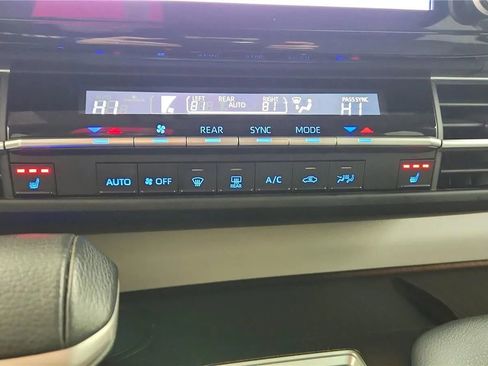 Used 2024 Toyota Sienna XLE image 38