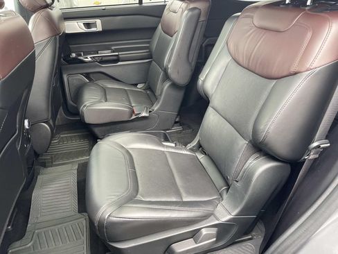 Used 2021 Ford Explorer Platinum w/ Premium Technology Package RWD image 18