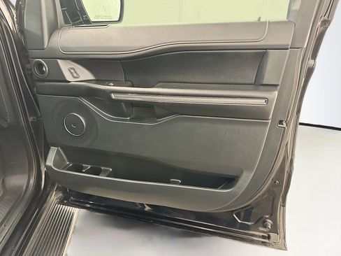 Used 2020 Ford Expedition XLT w/ Equipment Group 202A AWD/4WD image 35