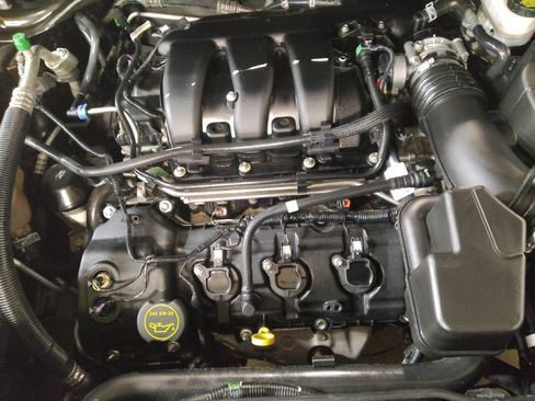 Used 2018 Ford Explorer XLT image 30