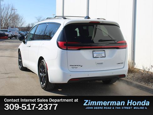 Used 2025 Chrysler Pacifica Limited image 27