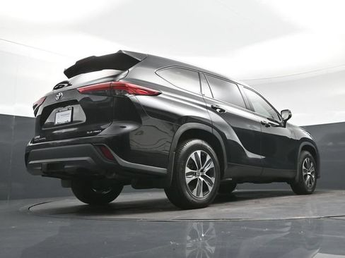Used 2022 Toyota Highlander XLE AWD/4WD image 26