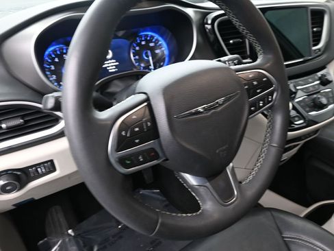 Used 2022 Chrysler Pacifica Touring-L image 18