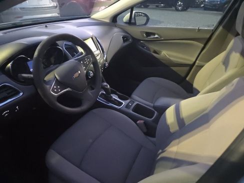 Used 2018 Chevrolet Cruze LT image 3