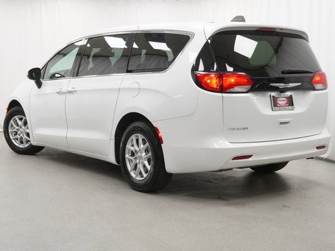 Used 2023 Chrysler Voyager LX image 13