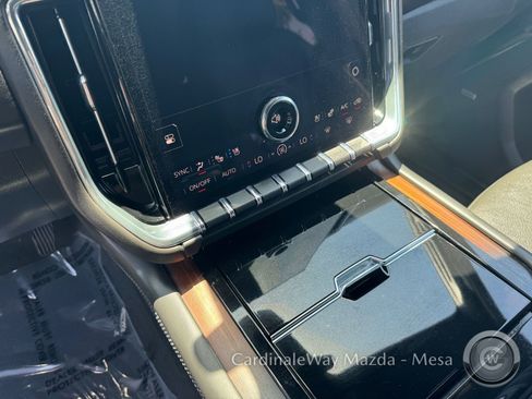 Used 2025 GMC Yukon XL Denali AWD/4WD image 25