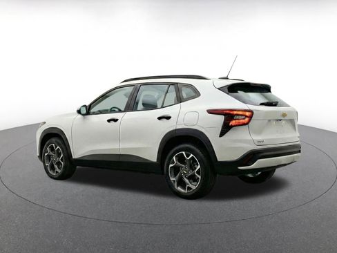 Used 2025 Chevrolet Trax LT FWD image 7