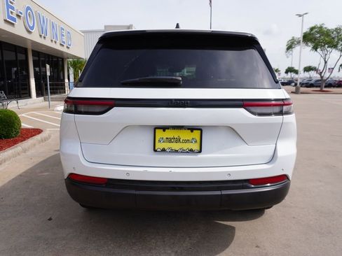 Used 2024 Jeep Grand Cherokee Altitude RWD image 5