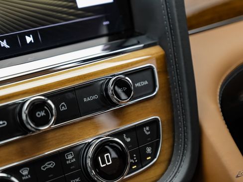 Used 2023 Bentley Bentayga Extended Wheelbase AWD/4WD image 62