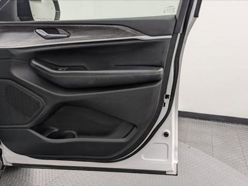 Used 2023 Jeep Grand Cherokee Limited image 22