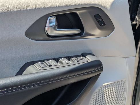 Used 2023 Chrysler Pacifica Touring-L FWD image 16
