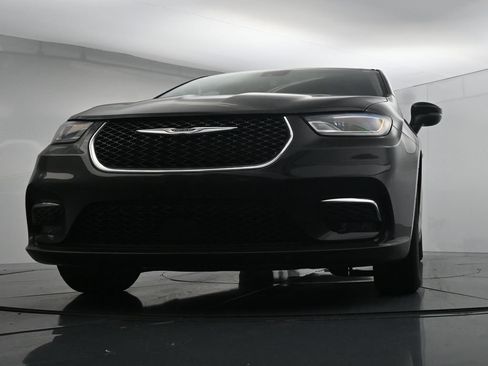 Used 2023 Chrysler Pacifica Touring-L FWD image 19