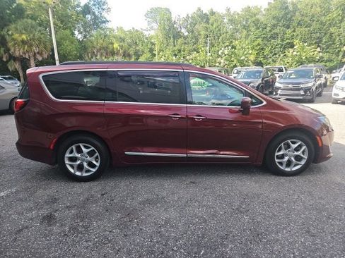 Used 2017 Chrysler Pacifica Touring-L w/ Tire & Wheel Group FWD image 9
