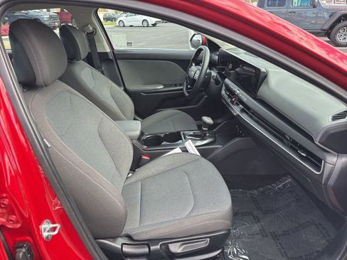 Used 2025 Kia K4 LXS image 12