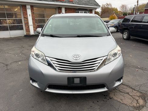 Used 2015 Toyota Sienna LE image 2