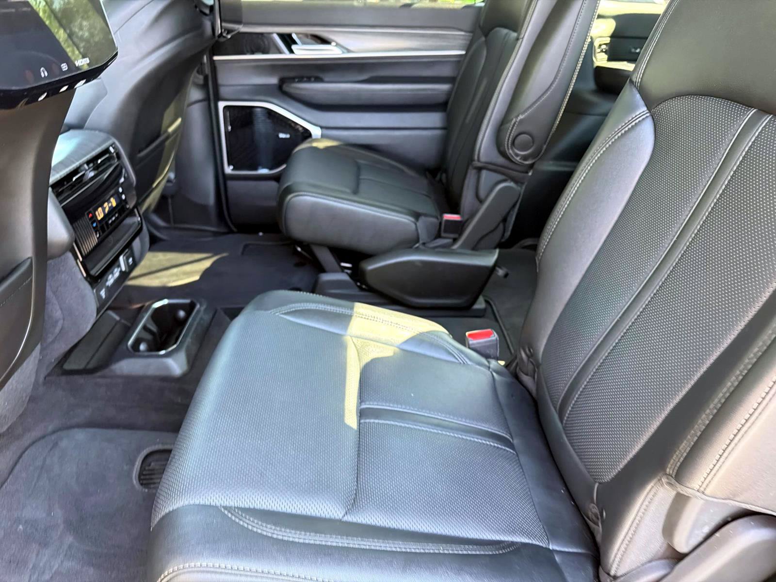 Used 2024 Jeep Wagoneer Series III w/ Premium Group I AWD/4WD image 8