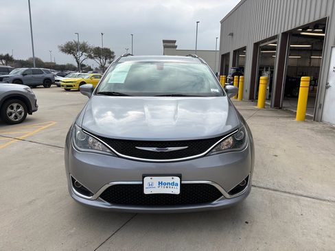 Used 2020 Chrysler Pacifica Touring-L image 3