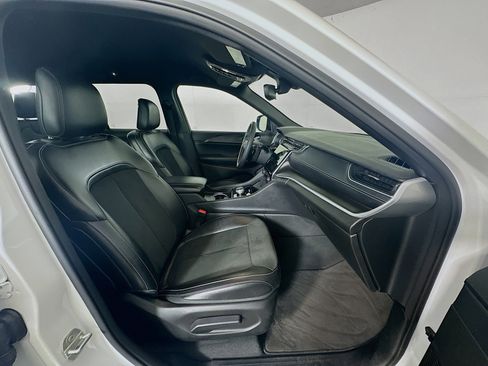 Used 2024 Jeep Grand Cherokee Altitude image 33