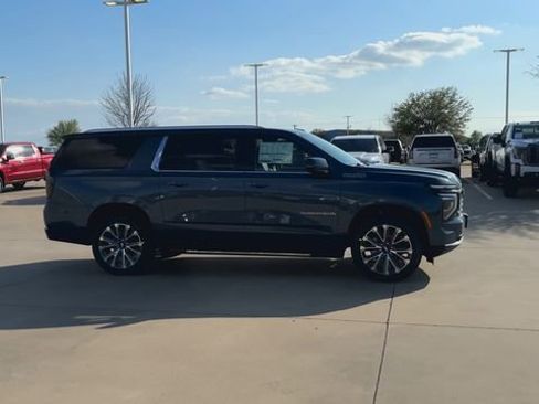 New 2026 Chevrolet Suburban High Country RWD image 2
