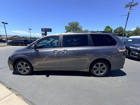 Used 2019 Toyota Sienna SE w/ SE Preferred Package AWD/4WD image 7
