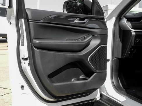 Used 2022 Jeep Grand Cherokee Laredo w/ Luxury Tech Group I image 51