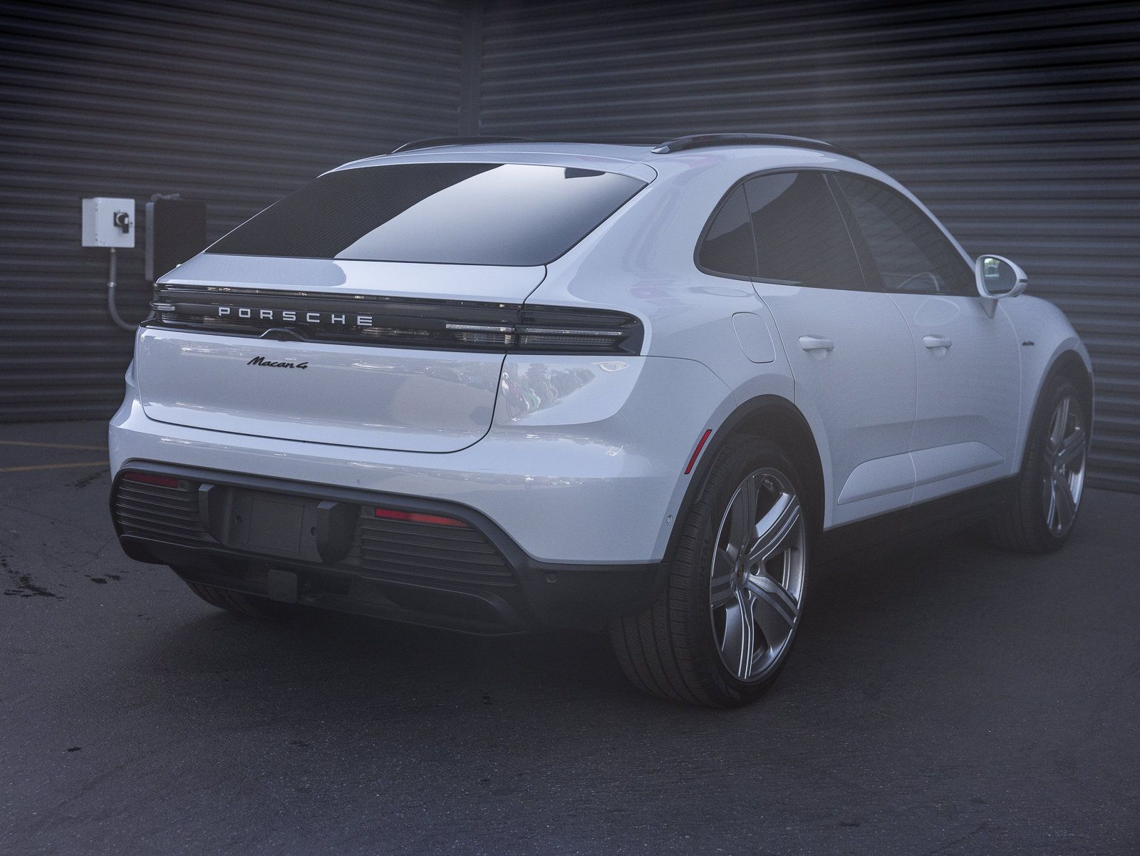 Certified 2025 Porsche Macan 4 Electric AWD/4WD image 9