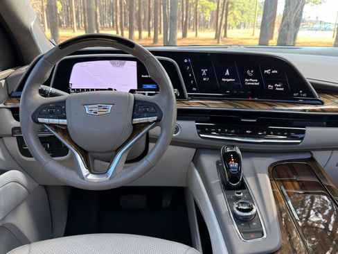 Used 2023 Cadillac Escalade Premium Luxury Platinum image 3