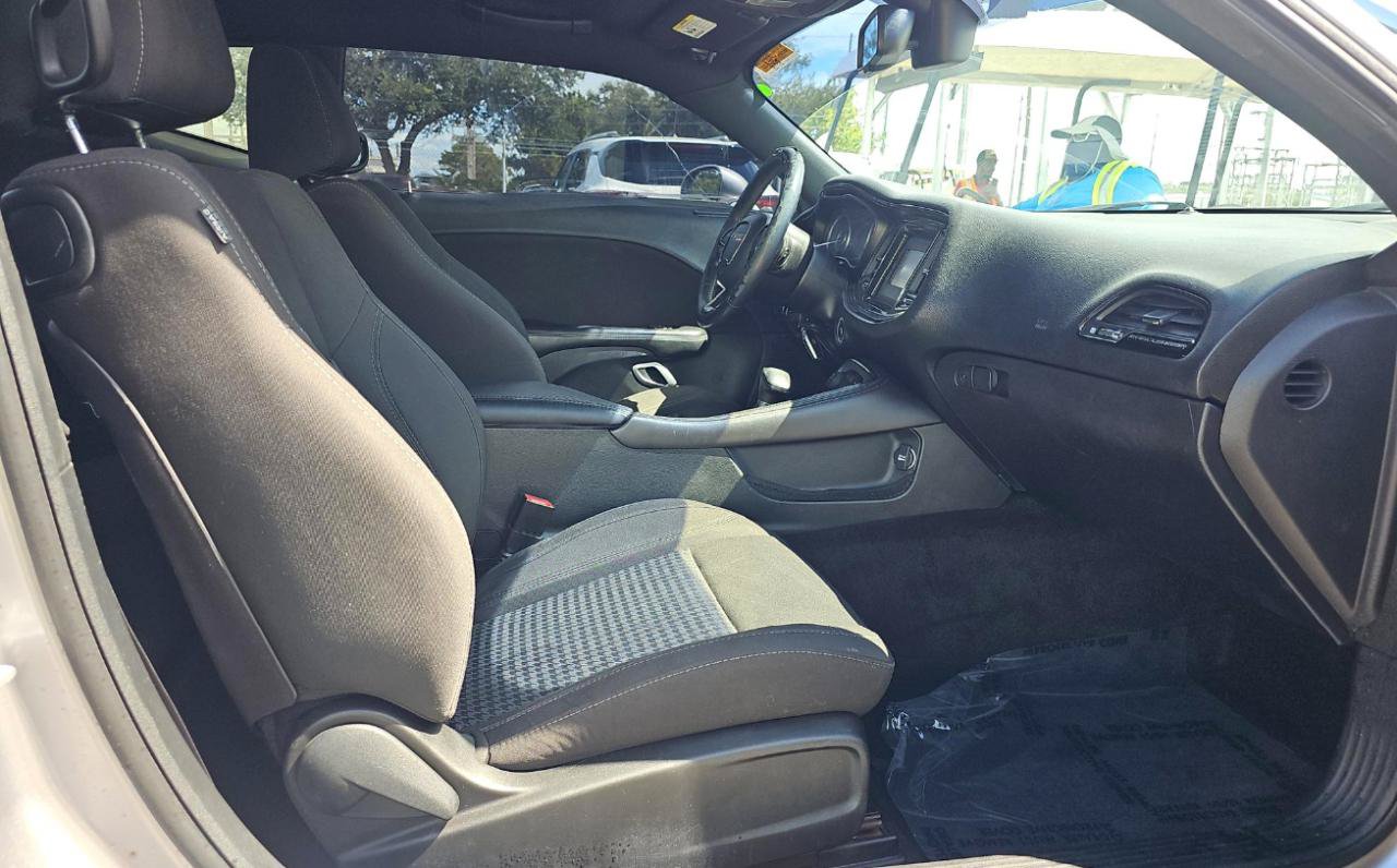 Used 2015 Dodge Challenger SXT RWD image 10